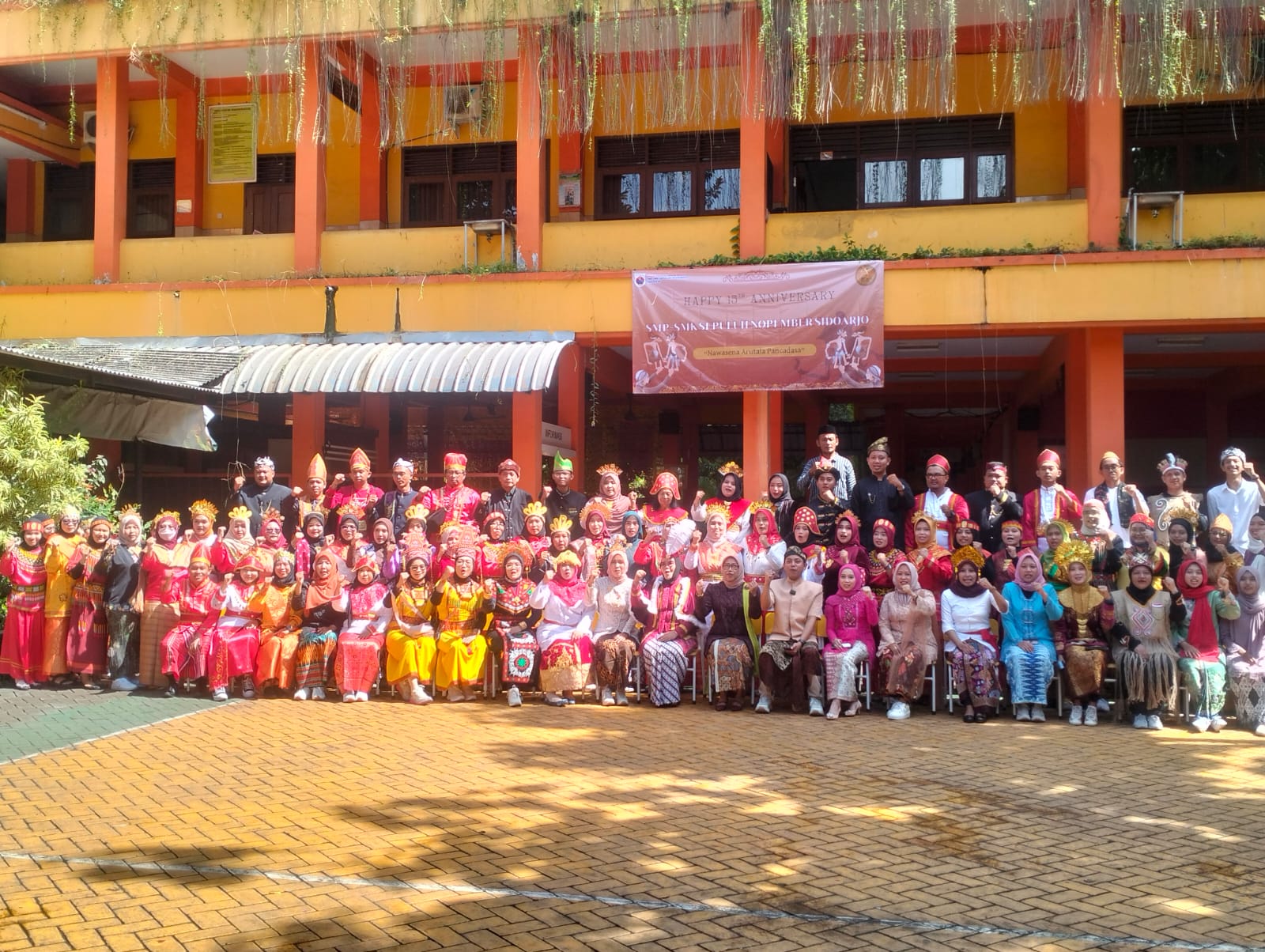SINERGIS: Ketua Yayasan Pendidikan Purnama Hj Misti Hariasih,S.E.,M.M. bersama dewan guru SMP dan SMK Sepuluh Nopember Sidoarjo dalam kegiatan karnaval memperingati Anniversary ke 15. (ANAS/RADAR)