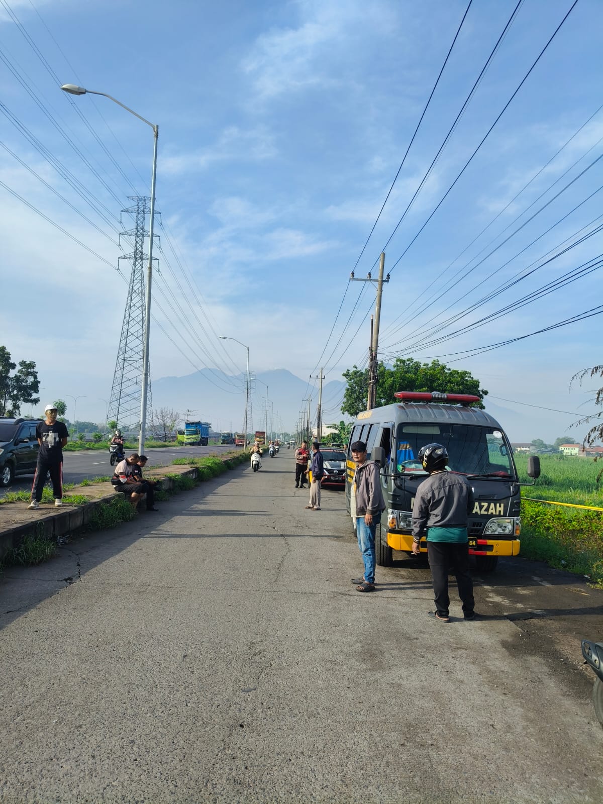 OLAH TKP: Polisi sedang mengevakuasi jasad pria yang ditemukan meninggal di Jalan Raya Arteri, Porong, Jumat (7/11).