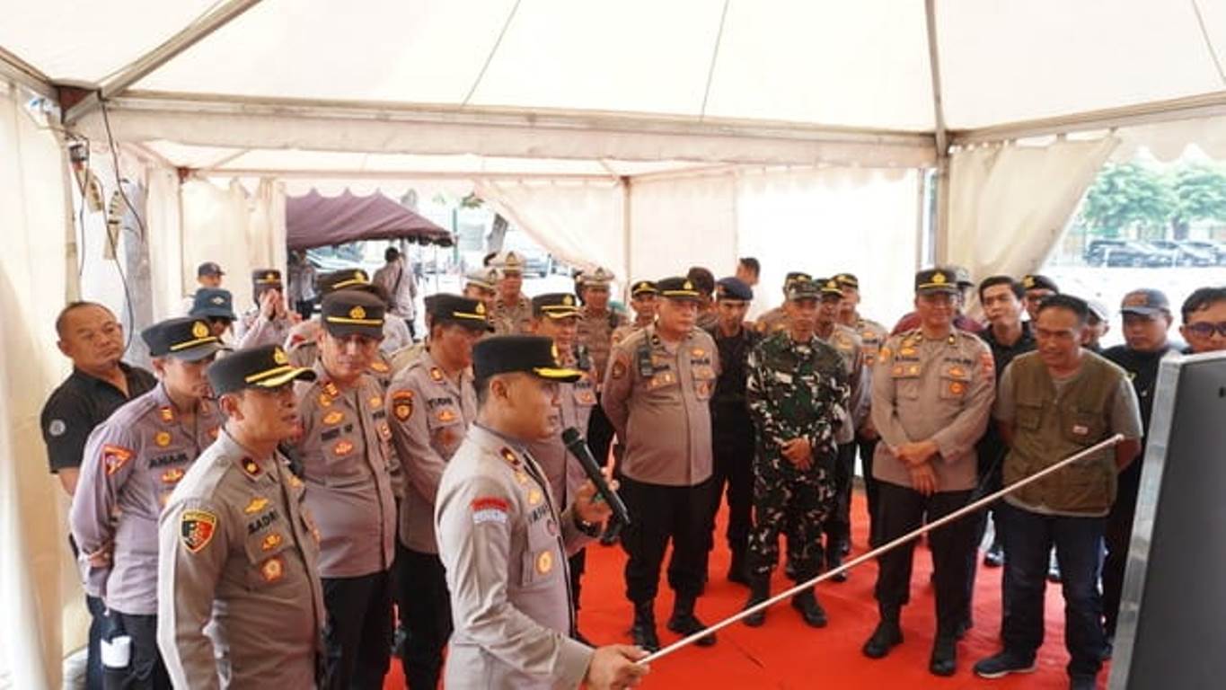 TERTIB: Polisi gelar apel pengamanan dan tatical floor game sebelum laga Deltras Sidoarjo Vs Persiba Balikpapan dimulai di Gelora Delta Sidoarjo, Jumat (7/11).