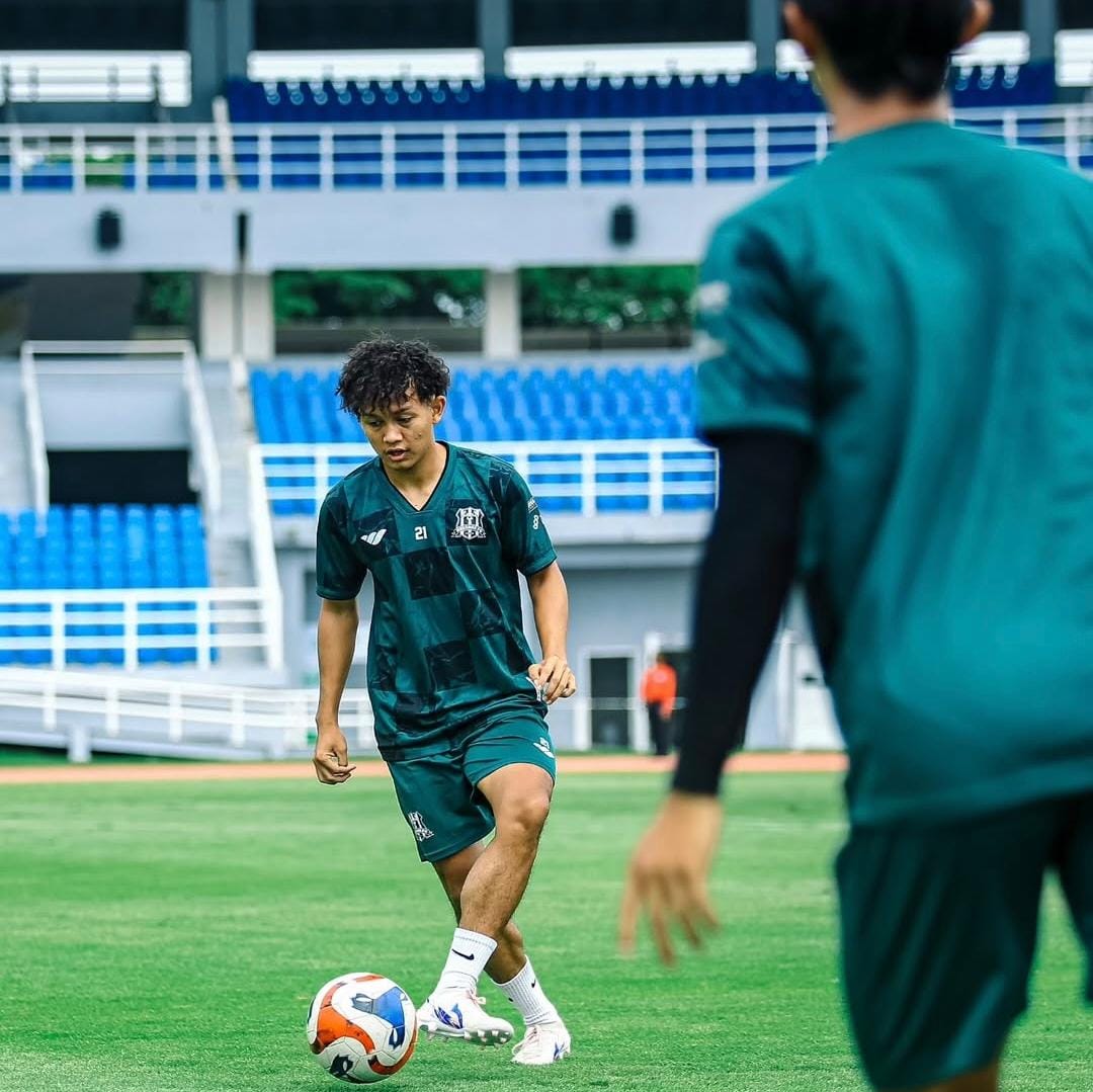 FOKUS: Pemain Deltras Sidoarjo saat latihan di Stadion Gelora Delta. (Foto Deltras Sidoarjo)