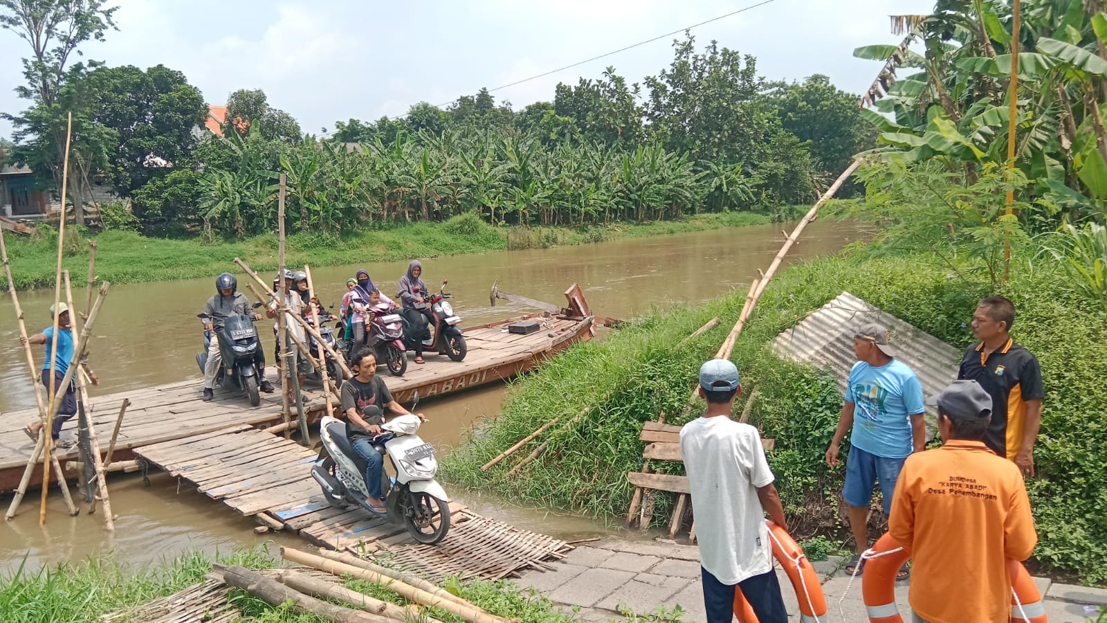 ANTISIPASI: Polsek Balongbendo mengecek perahu tambangan, Jumat (7/11).