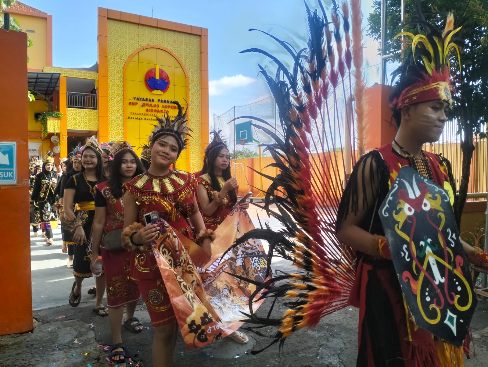 SENANG: Kegembiraan siswa-siswi SMP dan SMK Sepuluh Nopember Sidoarjo  berpakaian adat dalam kegiatan karnaval. (ANAS/RADAR SIDOARJO)