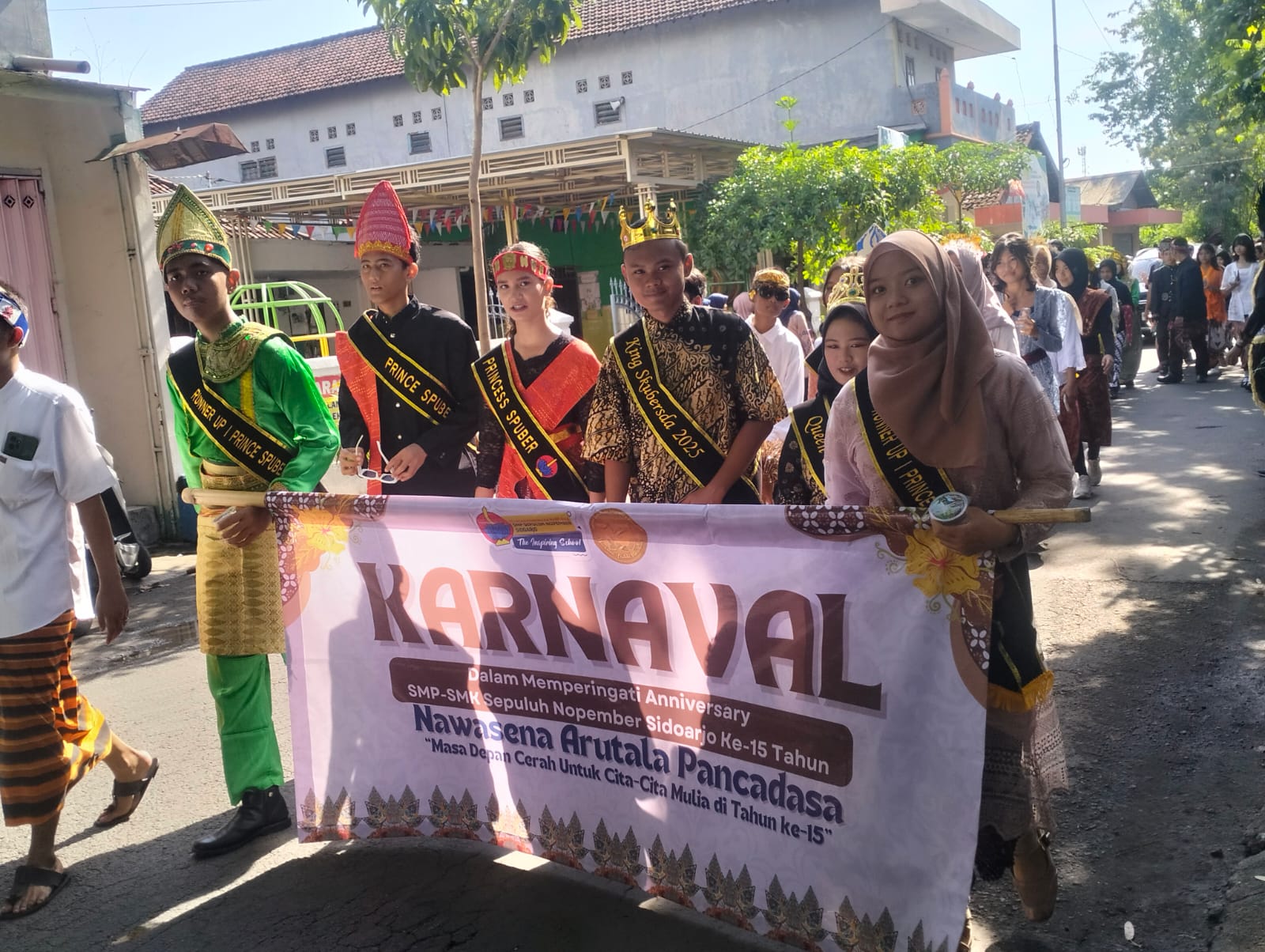 SEMANGAT: Siswa siswi SMP dan  SMK Sepuluh Nopember Sidoarjo saat pawai karnaval dalam memperingati Anniversary ke 15