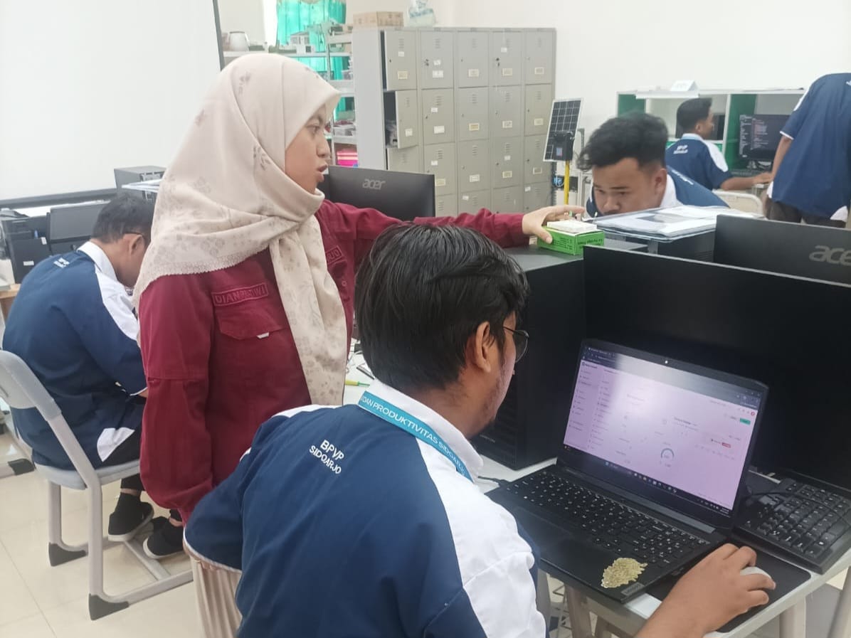 SIAP KERJA: Peserta pelatihan PBL Smart Manufacturing BPVP Sidoarjo sedang merancang SOP Predictive Maintenance menggunakan teknologi informasi.
