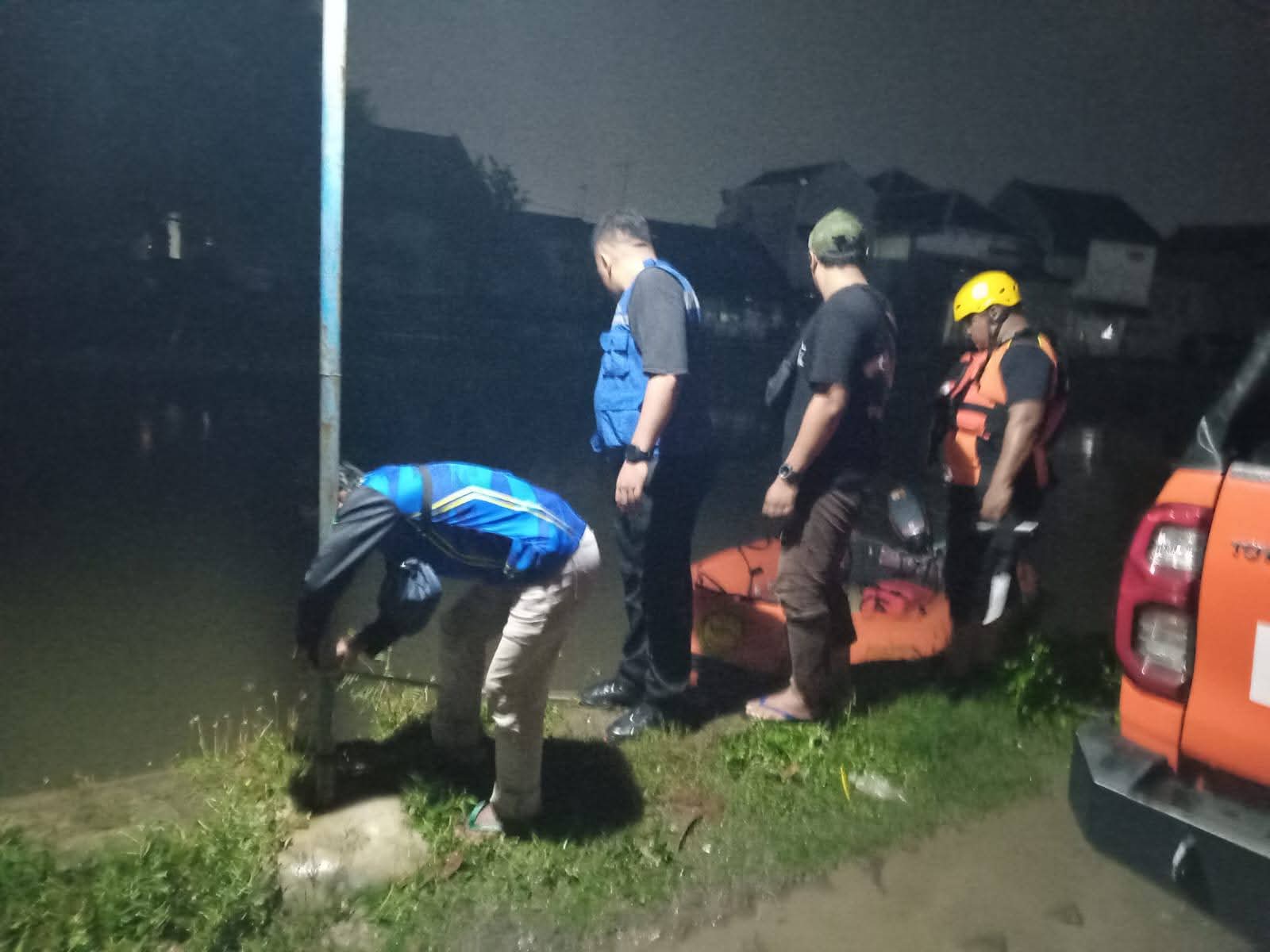 HILANG: Petugas BPBD Sidoarjo sedang mencari korban tenggelam di Sungai Sidokare, Sidoarjo, Jumat (7/11).