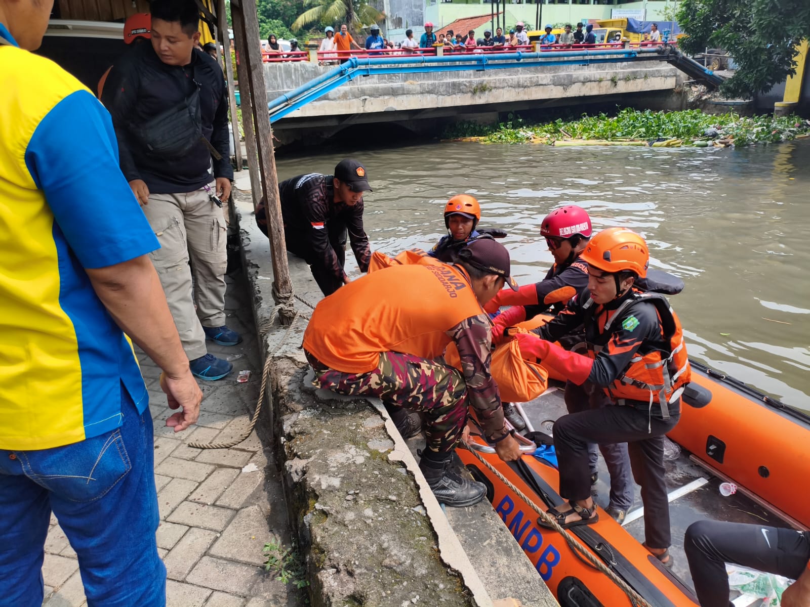 EVAKUASI: Korban tenggelam di Sungai Sidokare Sidoarjo telah ditemukan pada Sabtu (8/11) siang.