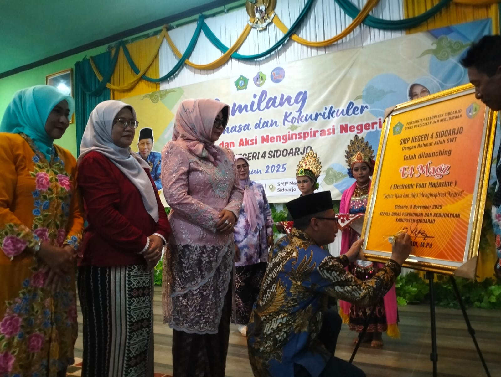 INSPIRASI: Launching majalah online sekolah E4 Magz SMPN 4 Sidoarjo saat dihadiri Kepala Dispendikbud Sidoarjo, Dr. Tirto Adi, M.Pd didampingi kepala SMPN 4 Sidoarjo, Lilik Sulistyowati, S.Pd., M.Pd