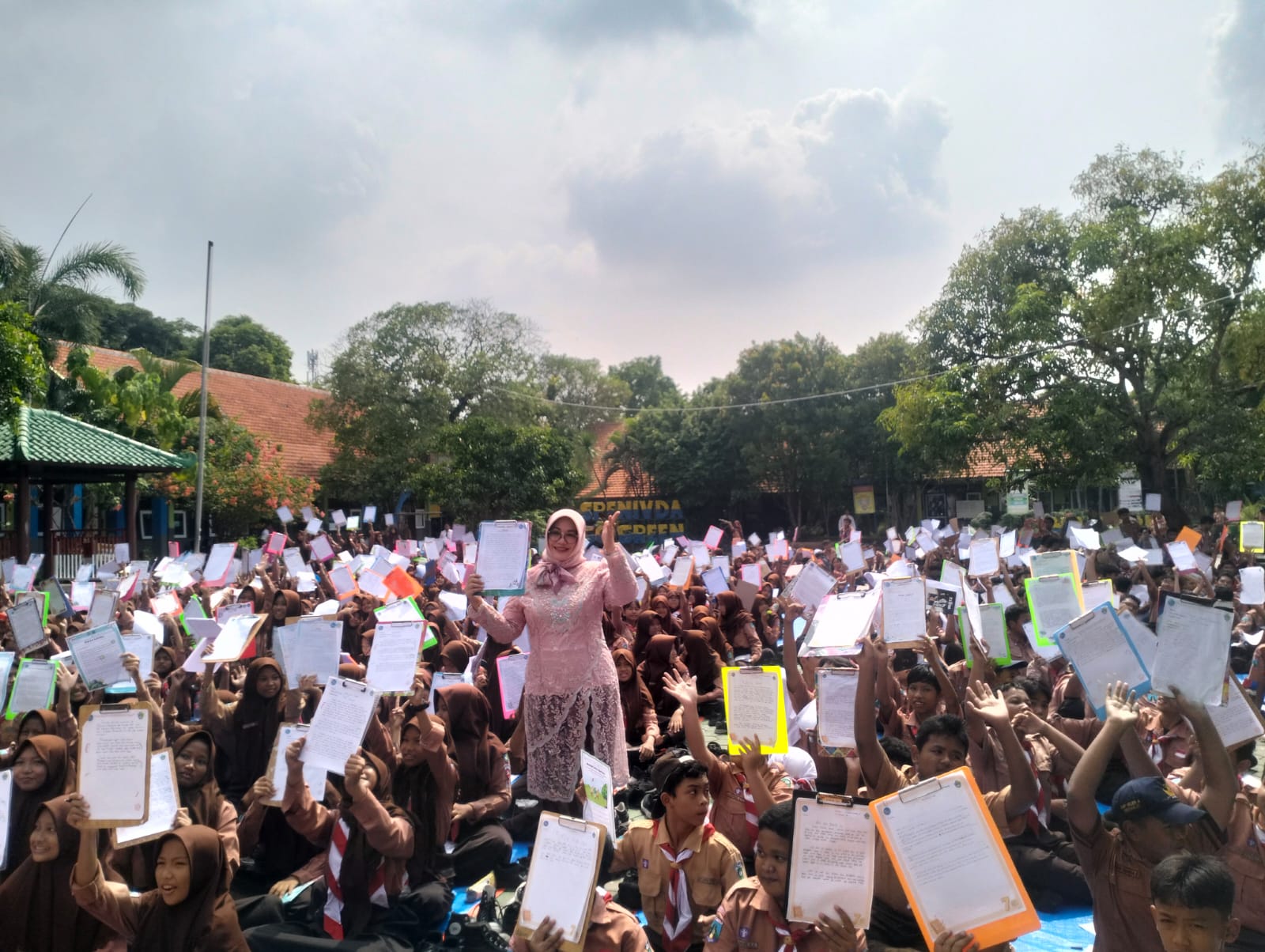 APRESIASI: Kepala SMPN 4 Sidoarjo Lilik Sulistyowati, S.Pd.,M.Pd bersama seluruh siswa lomba menulis melalui bulan bahasa. (ANAS/RADAR SIDOARJO)