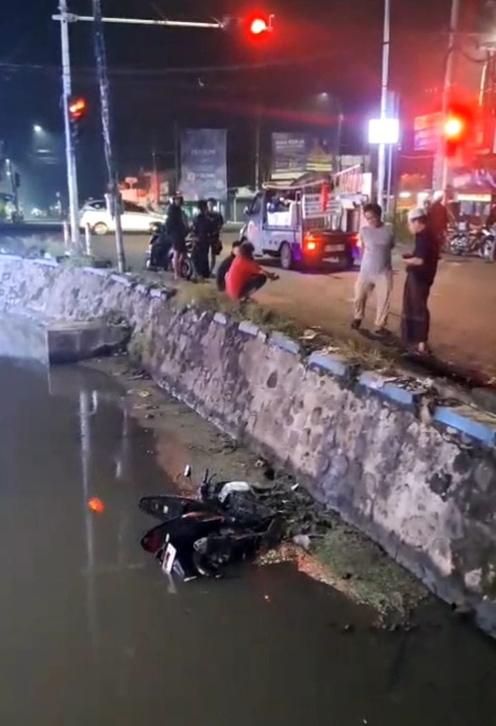 MERESAHKAN: Motor milik oknum pesilat diceburkan ke sungai di Sukodono, Minggu (9/11) dini hari.
