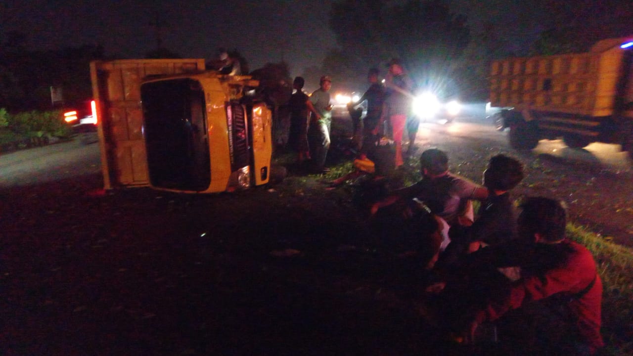 APES: Dump truk terguling di Jalan Raya Ketapang, Tanggulangin, Sabtu (8/11) malam.