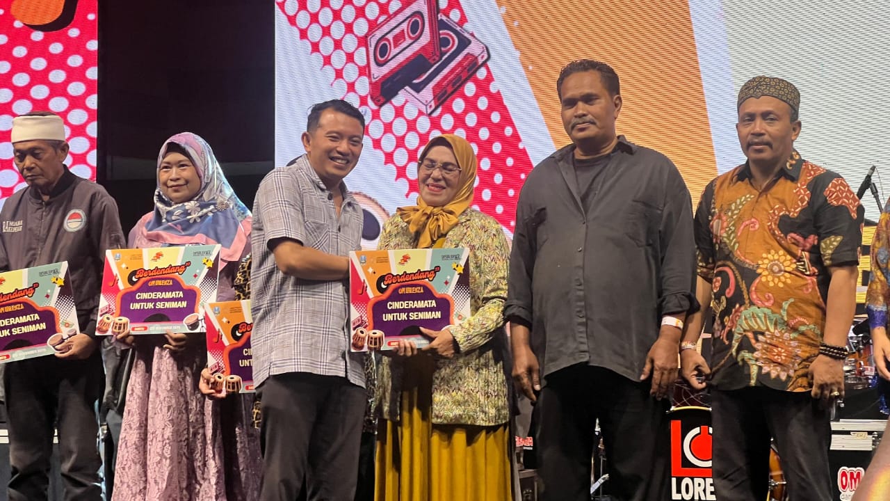 APRESIASI: Ketua Komisi C DPRD Jatim, Adam Rusydi menyerahkan penghargaan untuk para seniman Sidoarjo. (M SAIFUL ROHMAN/RADAR SIDOARJO)