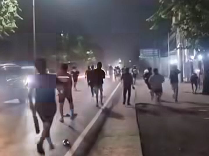 MERESAHKAN: Warga Desa Trosobo menghadang diduga pesilat yang lakukan konvoi dan membawa sajam.