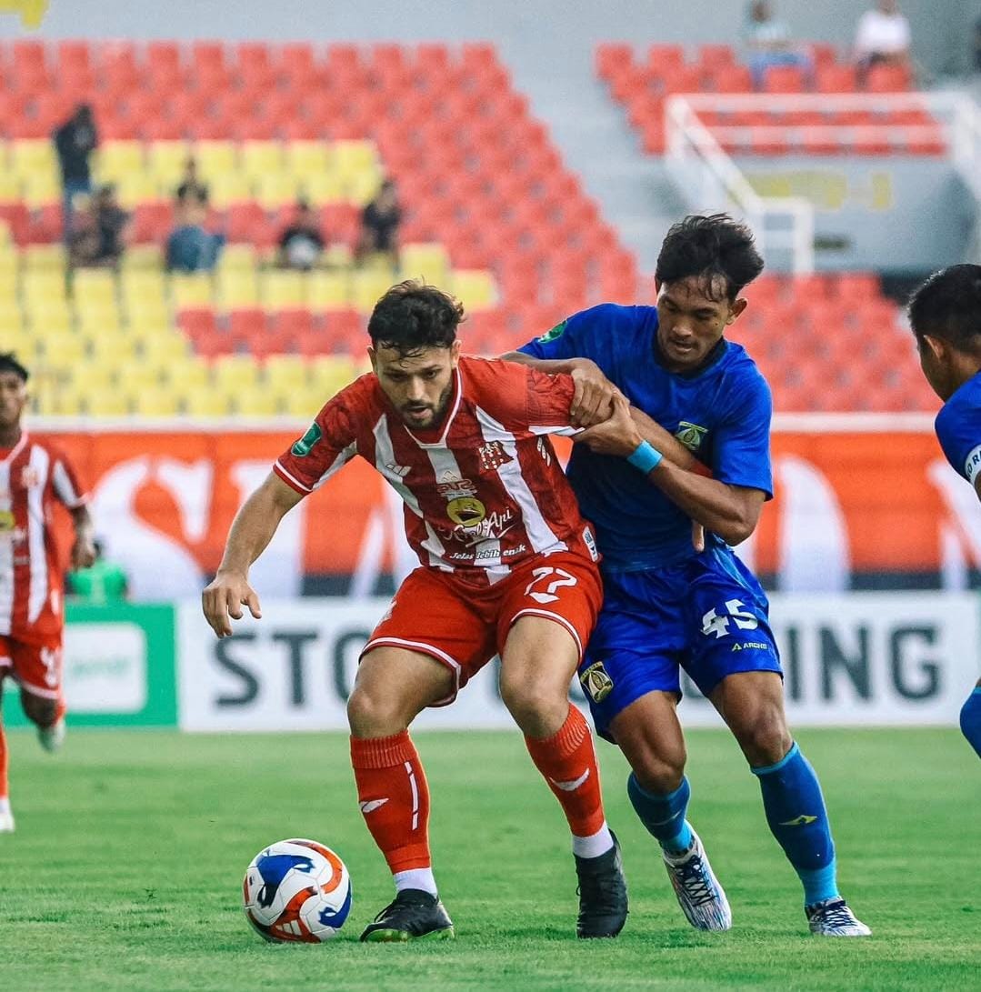 ANDALAN: Pemain asing Deltras Sidoarjo, Rian Lopes (kiri) saat berduel dengan pemain Persiba Balikpapan. (Foto&nbsp;Deltras Sidoarjo)