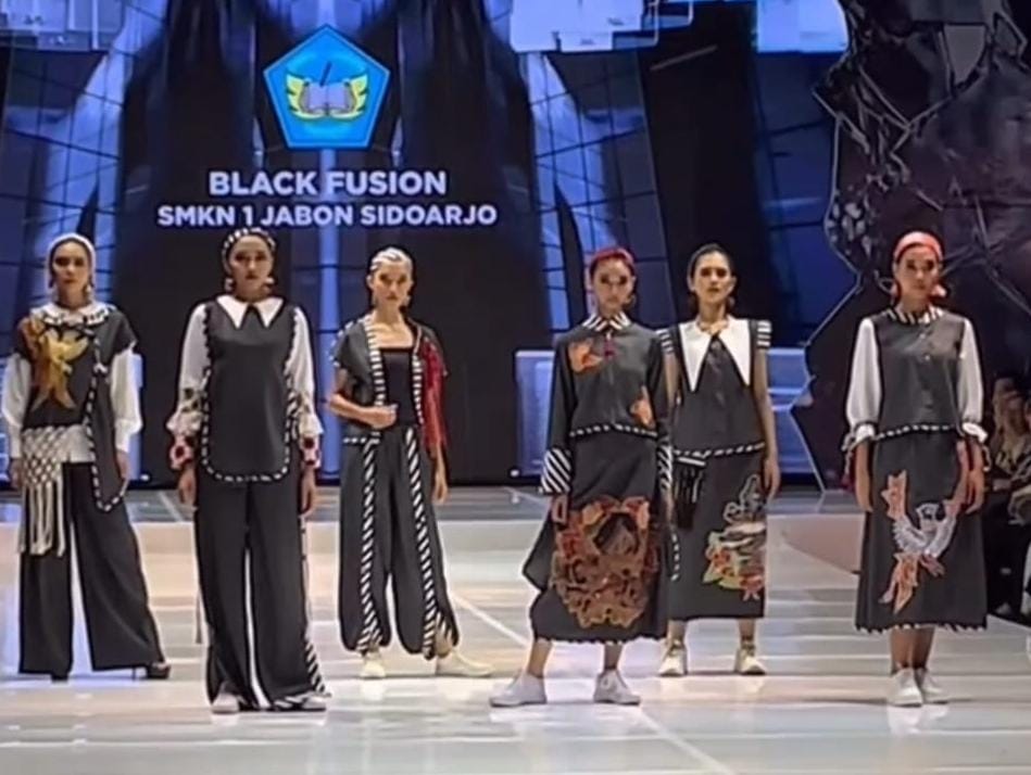 MEMUKAU: Para model memperagakan karya bertema &ldquo;Black Fusion&rdquo;. Koleksi ini menghadirkan sentuhan yang kuat dan berkarakter.