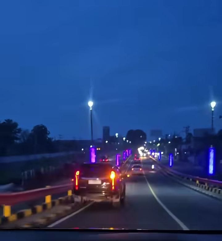 OLENG: Mobil Pajero nyaris tabrak pembatas Jembatan Layang Waru Sidoarjo.