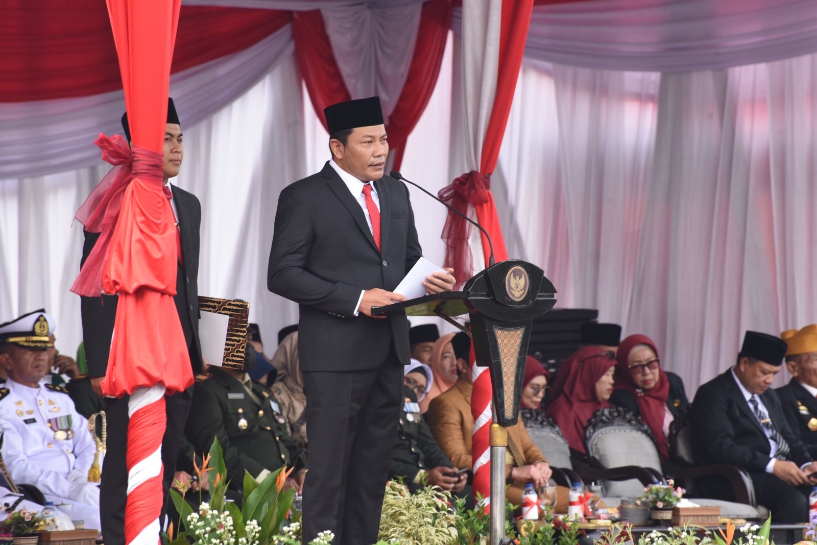 Bupati Sidoarjo Subandi memimpin upacara bendera peringatan Hari Pahlawan