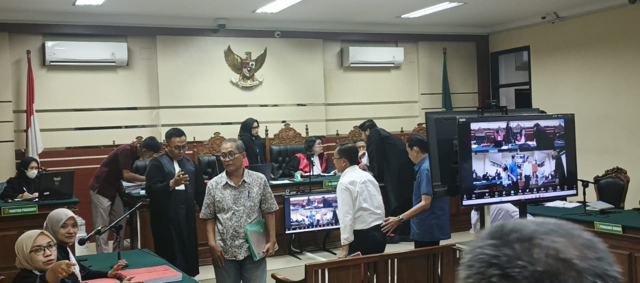 PERDANA: Empat mantan Kadis Perkim CKTR Sidoarjo jalani sidang di Tipikor, Surabaya, Senin (10/11). (DIKY SANSIRI/RADAR SIDOARJO)