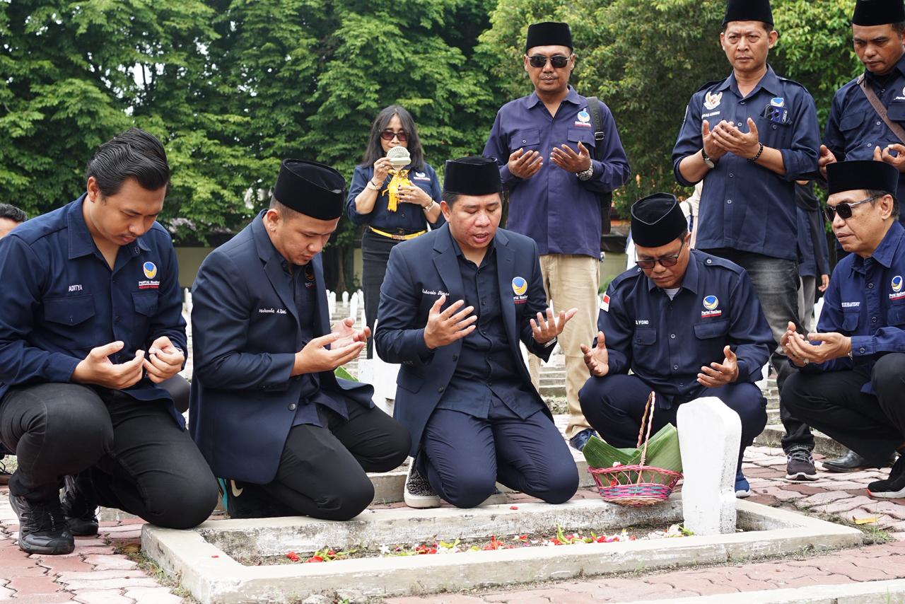 KHIDMAT: DPD Partai NasDem Kabupaten Sidoarjo melaksanakan kegiatan Ziarah ke Taman Makam Pahlawan.