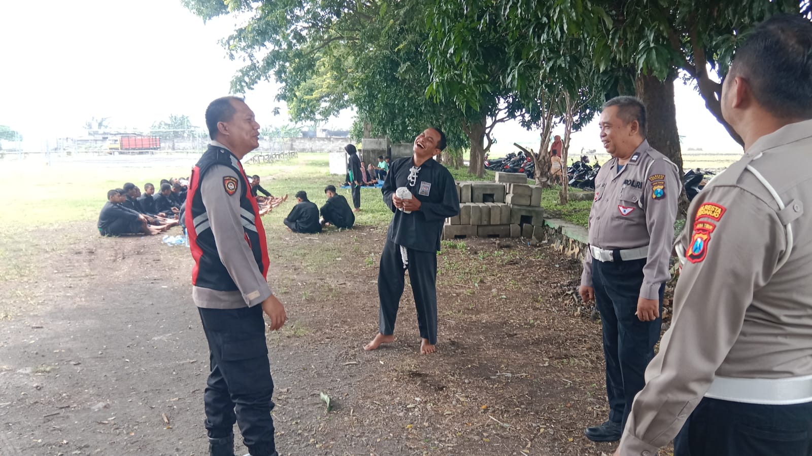DISIPLIN: Anggota Polsek Balongbendo memberikan imbauan kepada para pesilat yang sedang latihan.