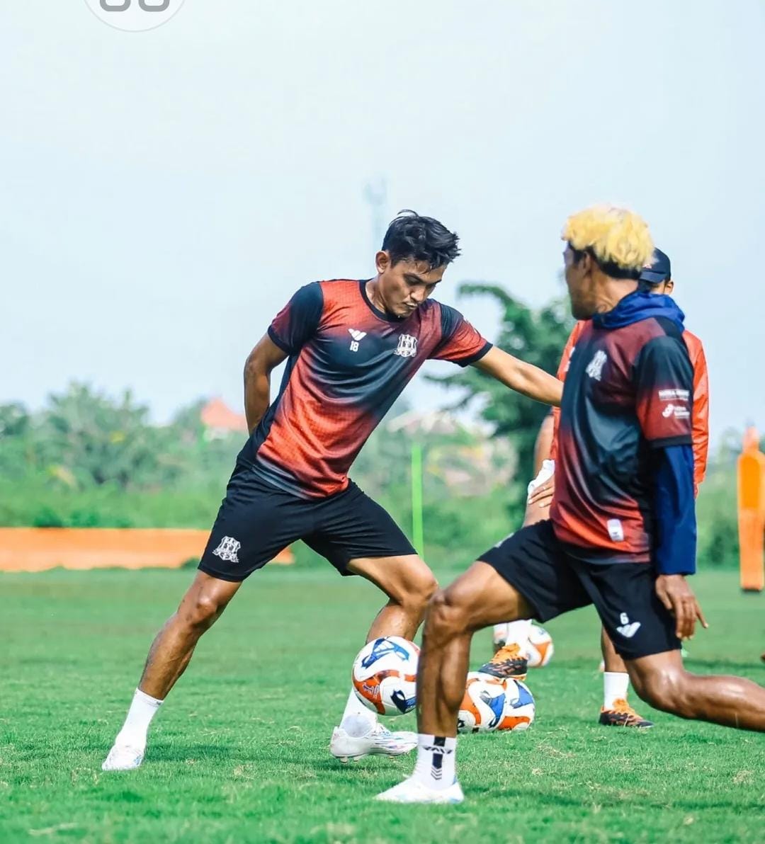 FOKUS: Pemain Deltras Sidoarjo, Martinus Novianto latihan serius jelang menghadapi Persela Lamongan. (Foto Deltras Sidoarjo)