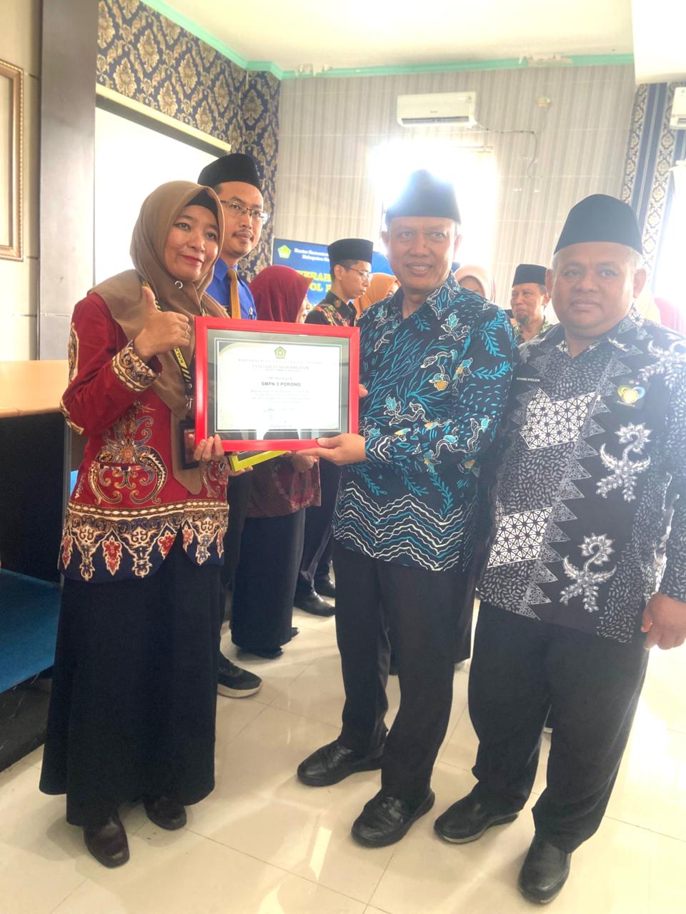 MEMBANGGAKAN: SMPN 3 Porong Sidoarjo terima penghargaan School Religious Culture (SRC) 2025 dari Kemenag Sidoarjo. (ANAS/RADAR SIDOARJO)
