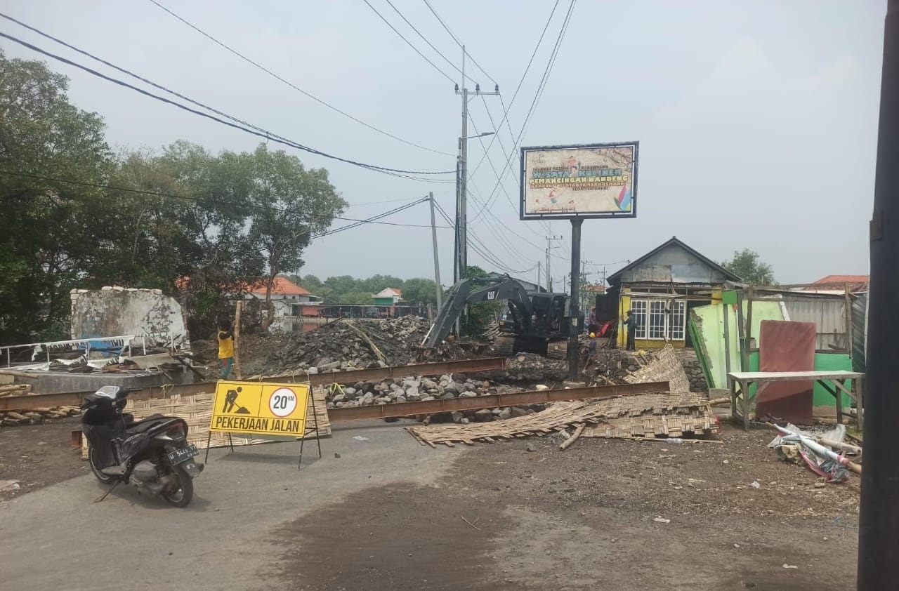 TERHAMBAT: Alat berat diterjunkan dalam pembangunan jembatan Dusun Gisik Kidul, Desa Cemandi. (MK SAIFUL ROHMAN/RADAR SIDOARJO)