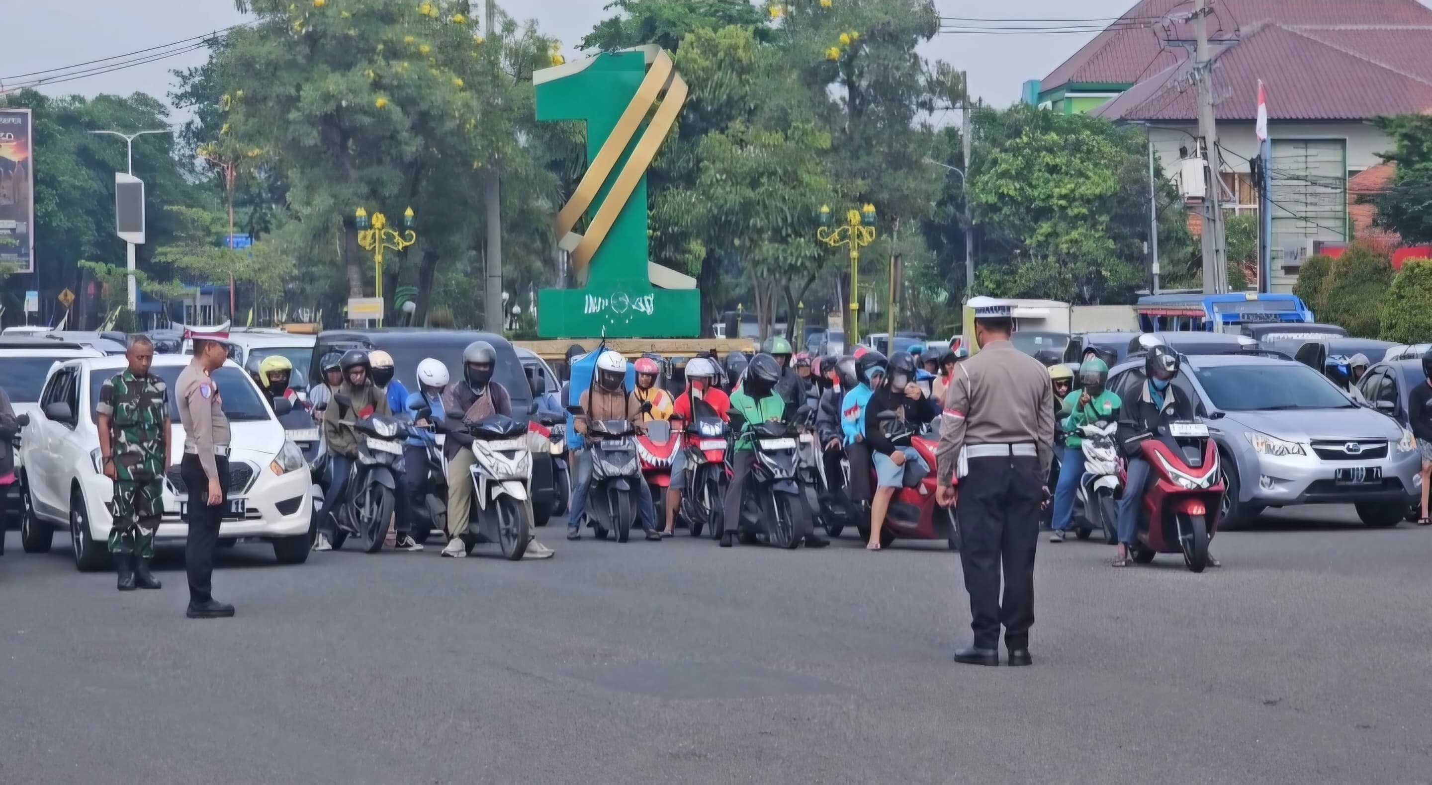 PENUH MAKNA: Pengendara dan polisi mengheningkan cipta dim omen Hari Pahlawan di Bundaran TPI Sidoarjo, Senin (10/11). (DIKY SANSIRI/RADAR SIDOARJO)