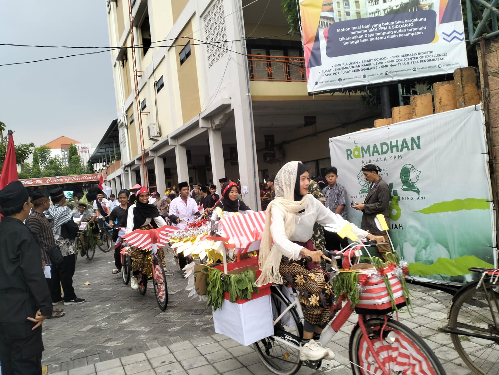 KOMPAK: Para siswa-siswi SMK YPM 8 Sidoarjo sangat antusias mengikuti pawai memperingati hari pahlawan 10 November. (ANAS/RADAR SIDOARJO)