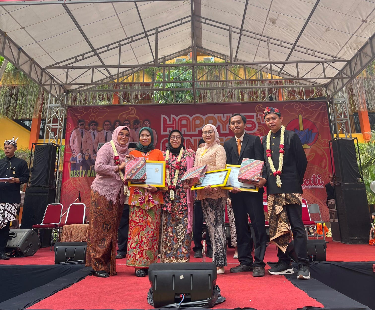 KOMPAK: Ketua Yayasan pendidikan Purnama Hj.Misti Hariasih,S.E.,M.M., bersama dewan guru merayakan Anniversary ke 15 SMP -SMK Sepuluh Nopember Sidoarjo. (ANAS/RADAR SIDOARJO)