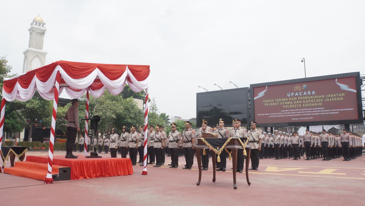 ROTASI: Kapolresta Sidoarjo pimpin sertijab pejabat utama dan kapolsek jajaran di Lapangan Apel Mako Polresta Sidoarjo, Selasa (11/11).