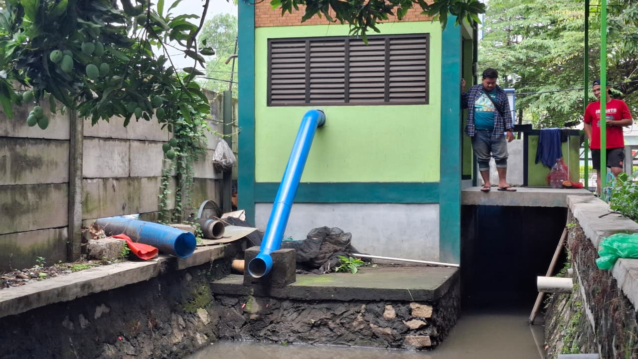 SOLUSI: Rumah pompa di Jalan Raya Jati berperan penting mengatasi genangan air di sekitar Lippo Plaza. (M SAIFUL ROHMAN/RADAR SIDOARJO)