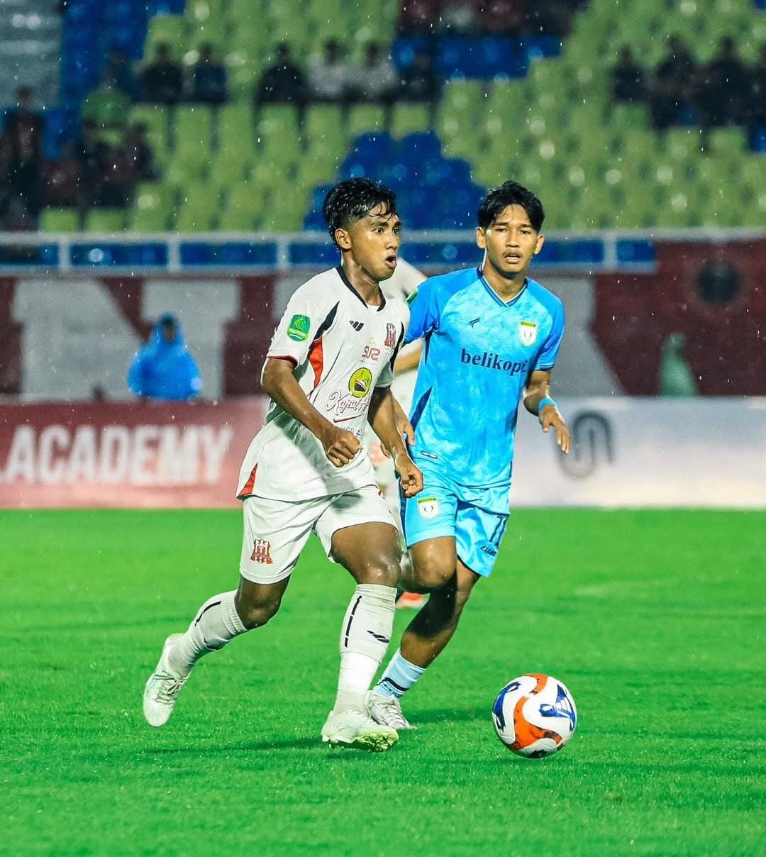 KEOK: Pemain Deltras Sidoarjo (kiri) saat melawan Persela Lamongan. (FOTO DELTRAS SIDOARJO)