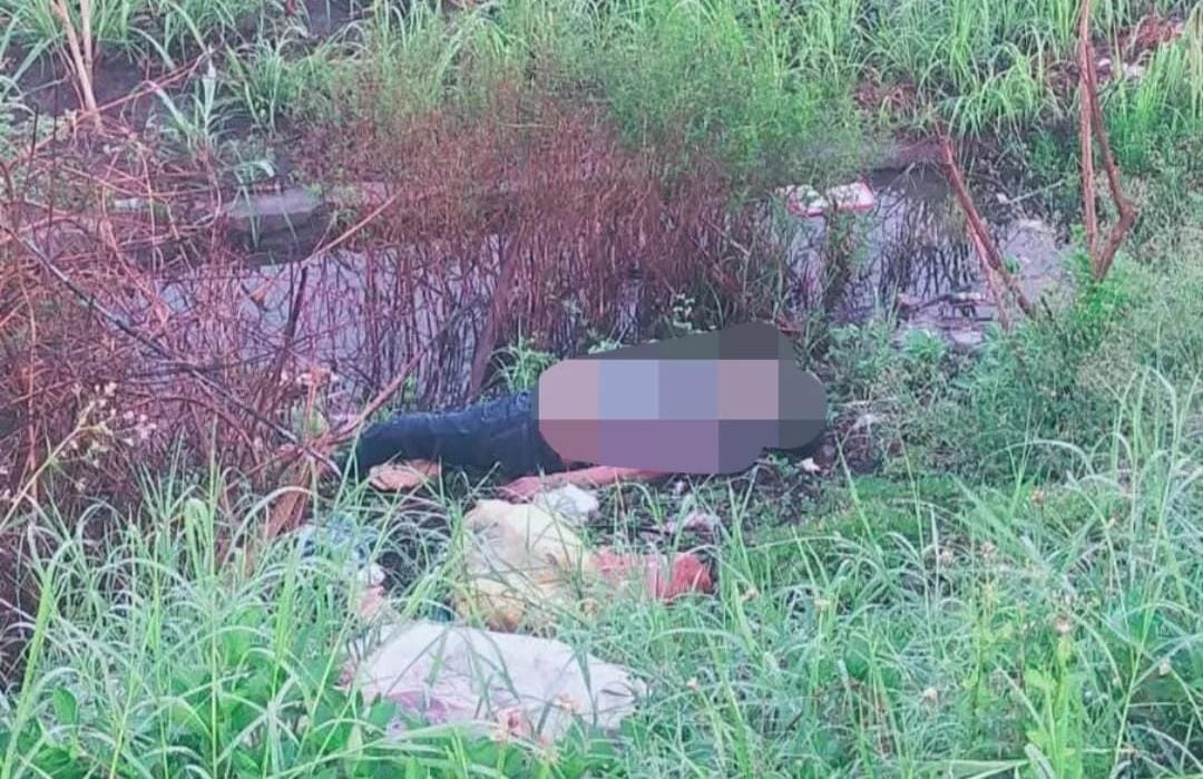 NAHAS: Korban ditemukan di tepi Jalan Raya Arteri Porong, Sidoarjo, Jumat (7/11).