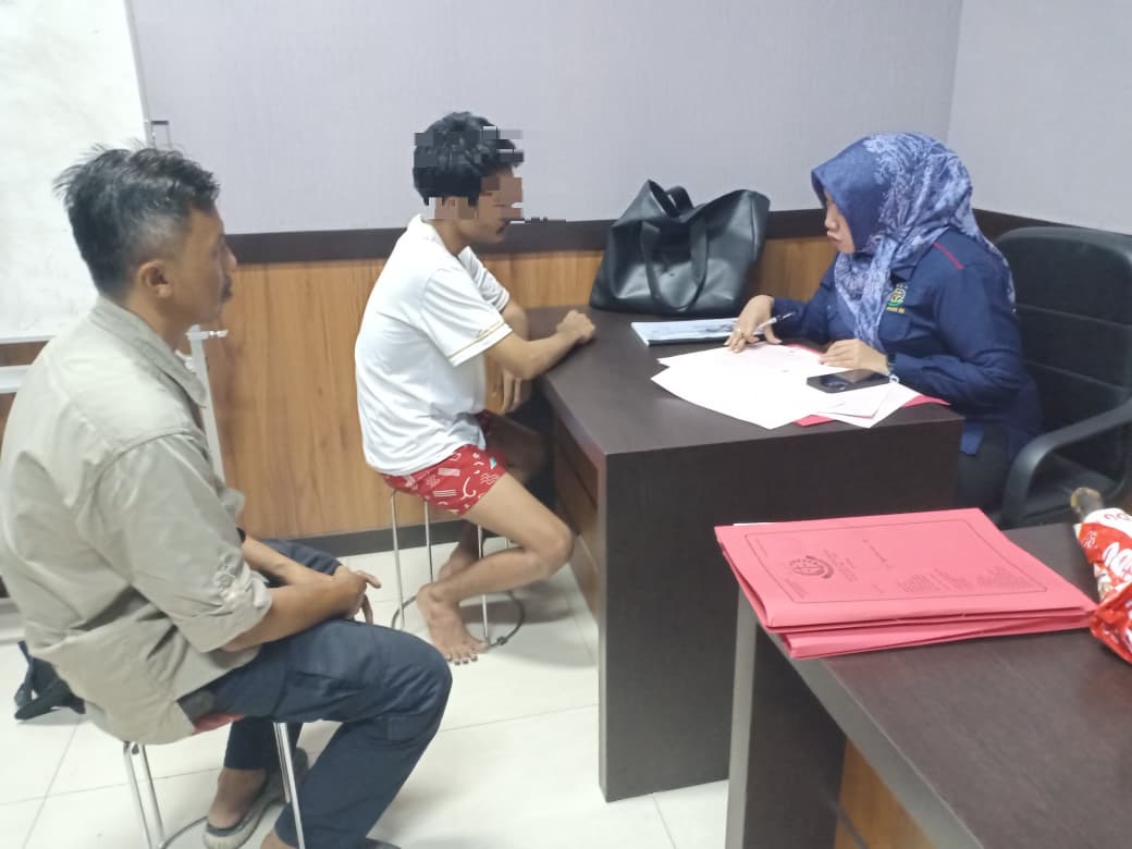 P21: Penyidik Unit Reskrim Polsek Taman limpahkan tersangka ke Kejari Sidoarjo, Rabu (12/11).
