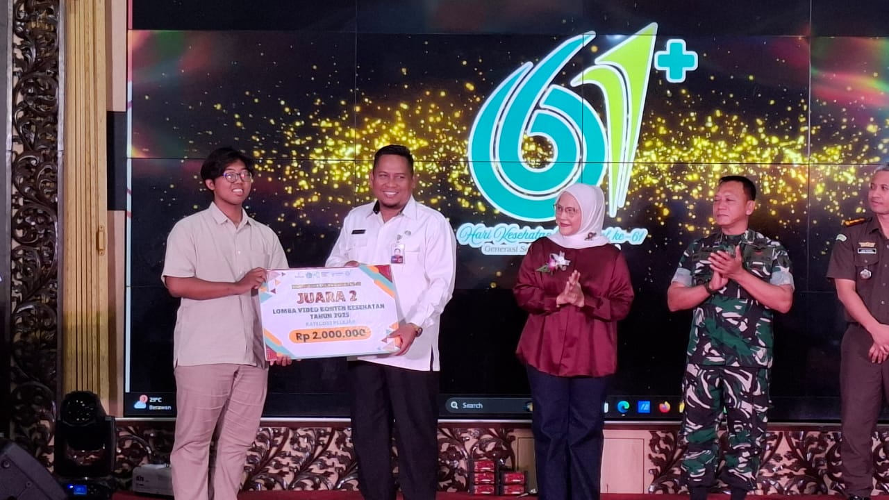 TERBAIK: Plt Asisten I Bidang Pemerintahan dan Kesejahteraan Rakyat Pemkab Sidoarjo, M. Ainur Rahman memberikan hadiah ke pemenang lomba Hari Kesehatan Nasional. (M SAIFUL ROHMAN/RADAR SIDOARJO)