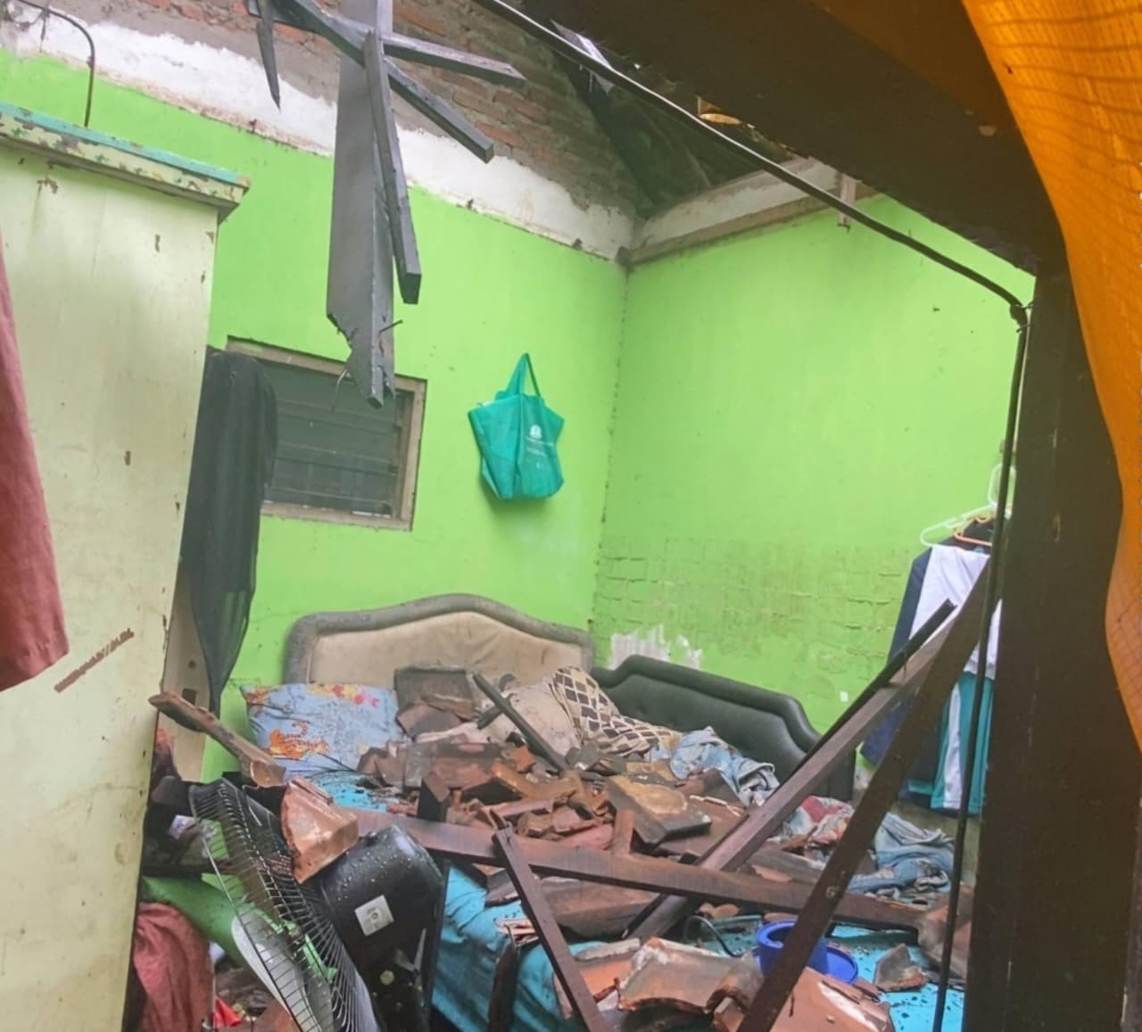 AMBRUK: Tampak atap rumah warga Desa Tenggulunan, Kecamatan Candi rusak parah. (M SAIFUL ROHMAN/RADAR SIDOARJO)