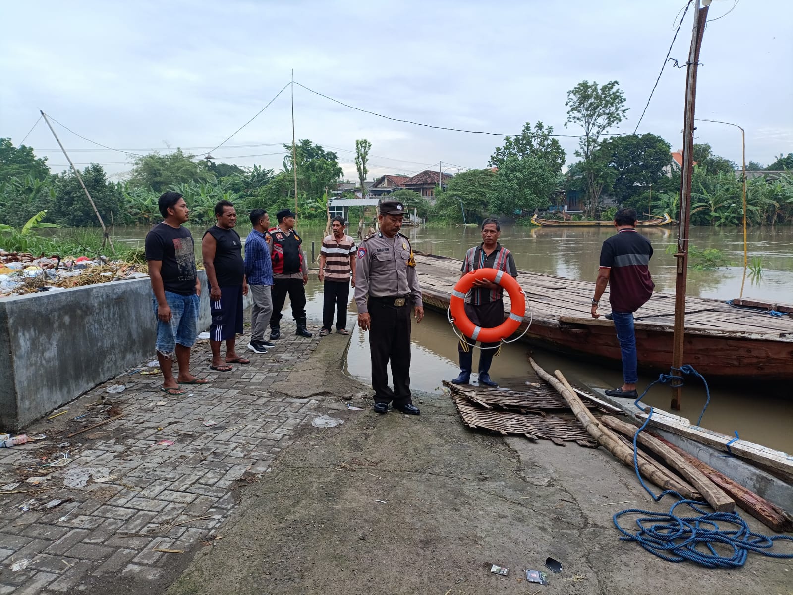 KESELAMATAN: Perahu tambangan Ditutup sementara di Balongbendo, Kamis (13/11).