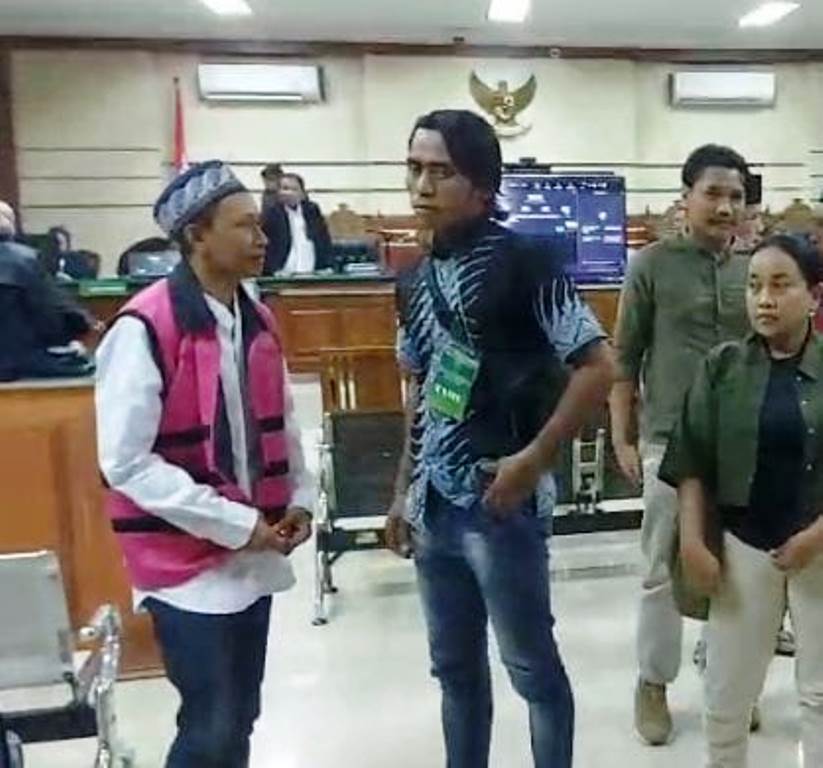 TUNTUTAN: Terdakwa Widajat Widajadi (kiri) usai jalani sidang di Pengadilan Tipikor Surabaya. (DIKY SANSIRI/RADAR SIDOARJO)