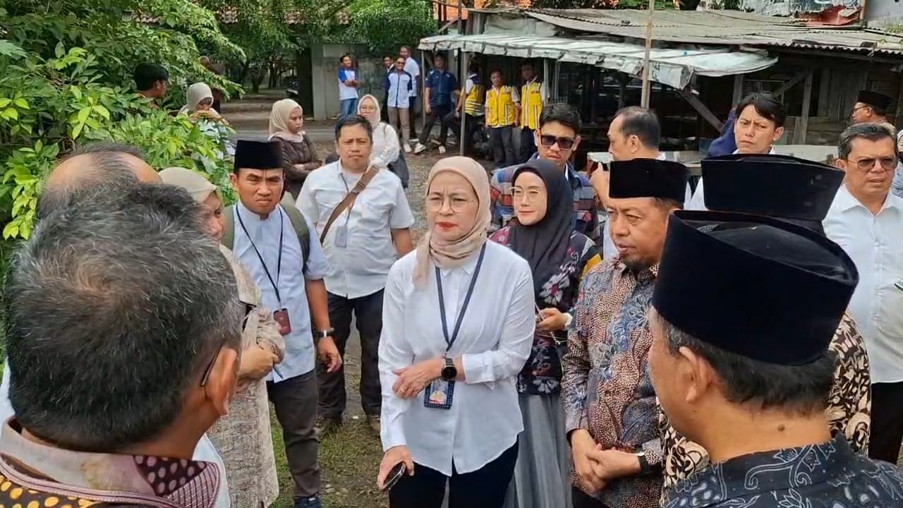 SEGERA DIBANGUN: Direktur Jenderal Cipta Karya KemenPUPR, Dewi Chomistriana saat meninjau lokasi baru pembangunan gedung Pondok Pesantren Al Khoziny. (M SAIFUL ROHMAN/RADAR SIDOARJO)