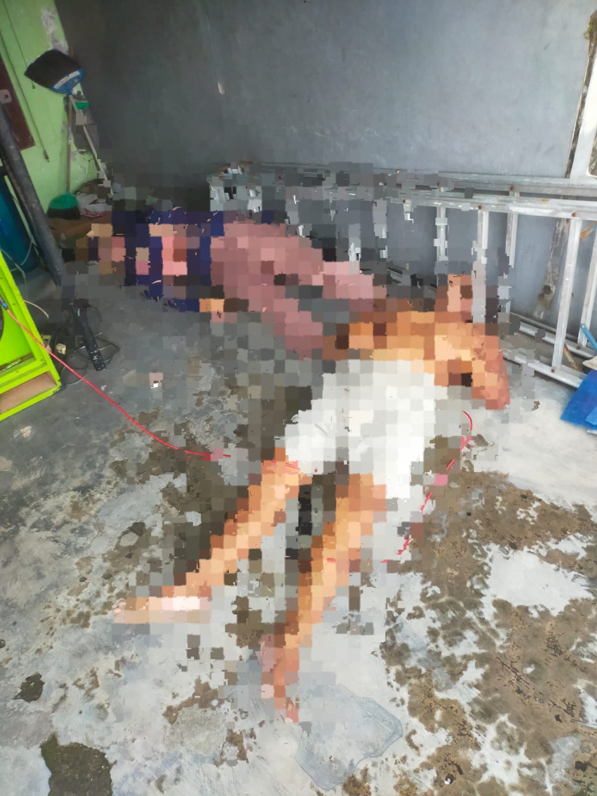 NAHAS: Kondisi pasutri yang meninggal dunia diduga tersengat listrik, Rabu (12/11) sore.