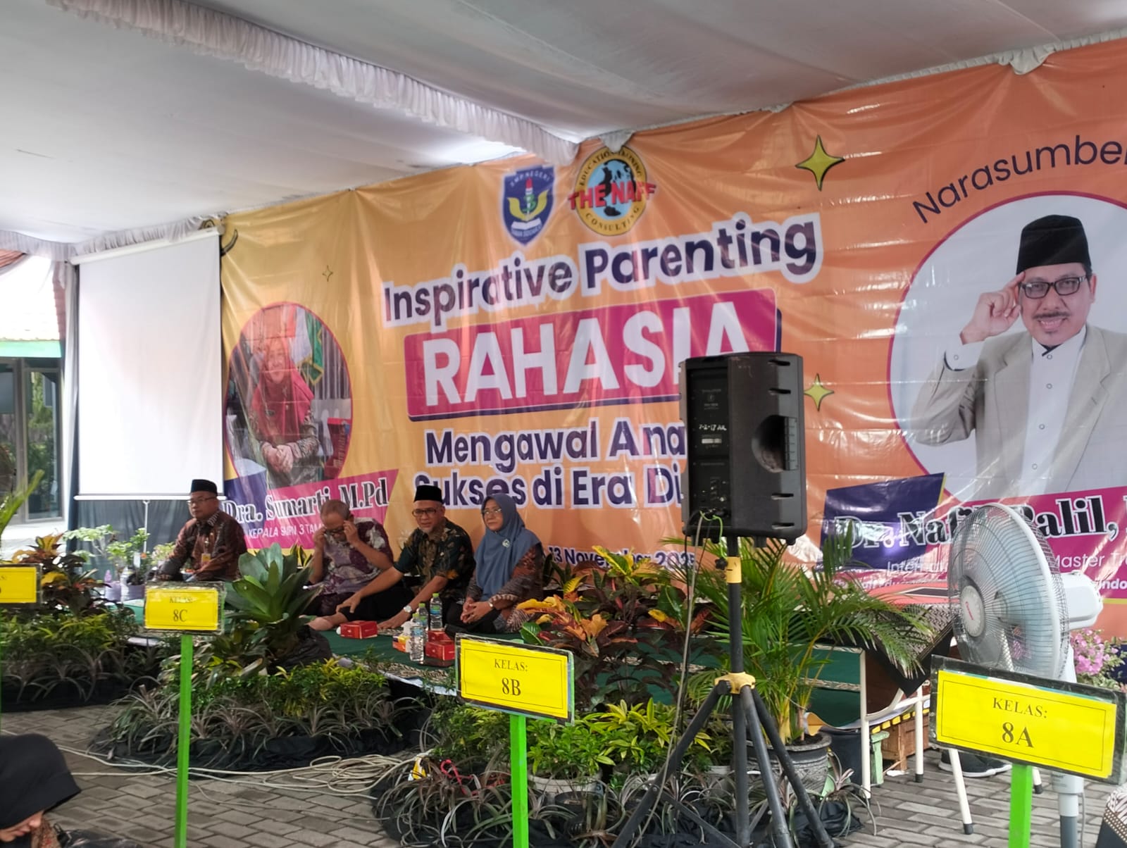MOTIVASI: Kepala SMPN 3 Taman, Dra. Sumarti, M.Pd., bersama dewan guru saat kegiatan Inspiratif Parenting. (ANAS/RADAR SIDOARJO)