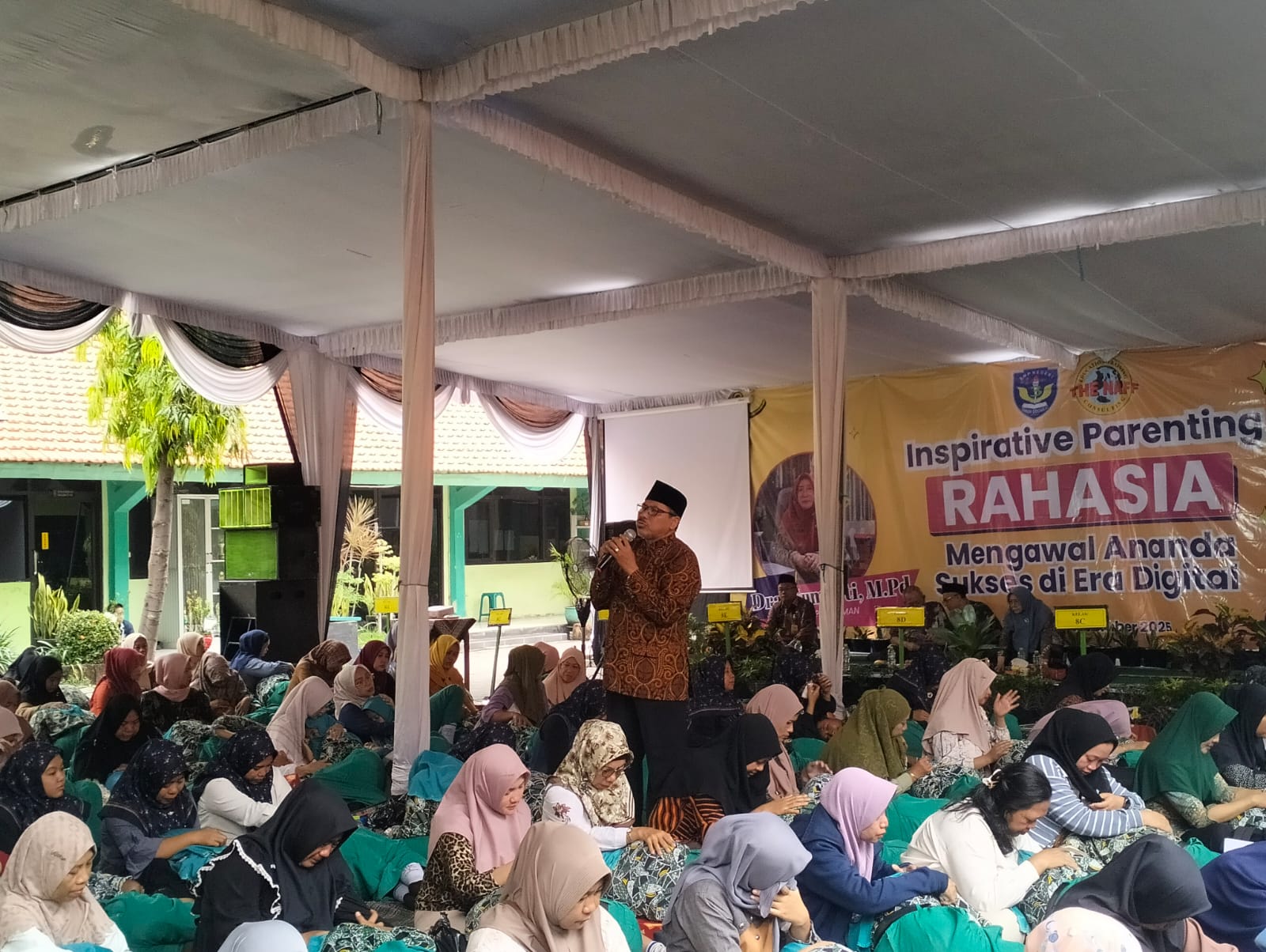BERMANFAAT: Narasumber Dr.Nafik Palil saat memberikan bimbingan kepada siswa dan orang tua dalam kegiatan Inspirative Parenting di SMPN 3 Taman. (ANAS/ RADAR SIDOARJO)