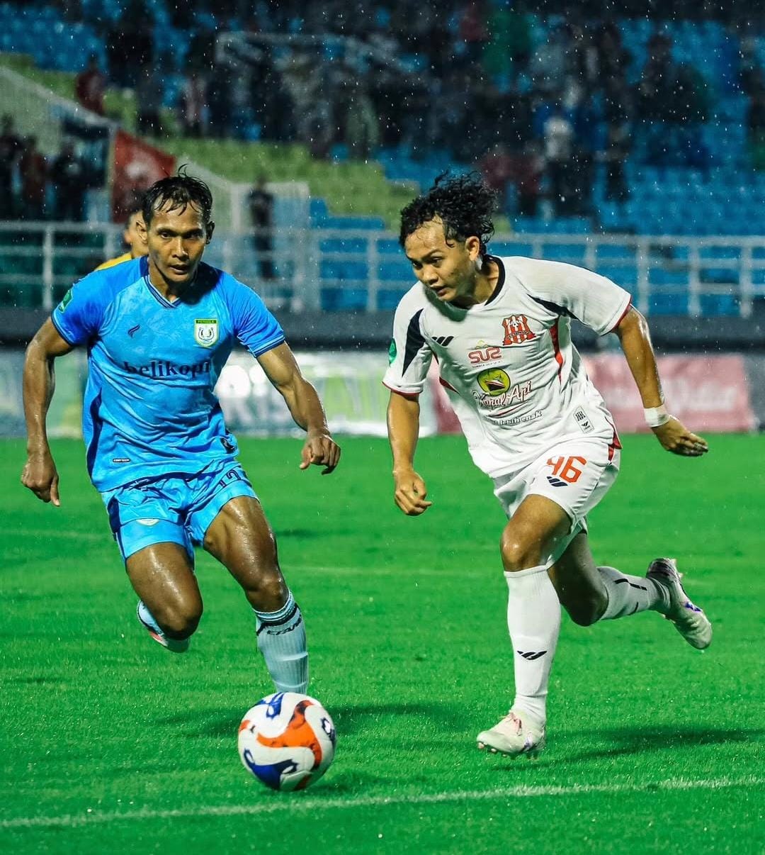 KALAH: Pemain Deltras (kanan) saat dibayang-bayangi pemain Persela Lamongan. (FOTO DELTRAS)