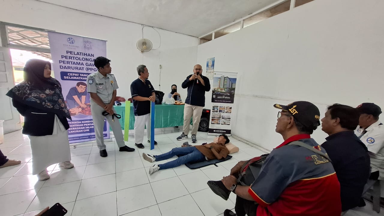 PELATIHAN: Direktur RSU Assakinah Medika, dr. Adhi Candra Qomaruzzaman saat memberikan materi pertolongan pertama pada korban kecelakaan. (M SAIFUL ROHMAN/RADAR SIDOARJO)