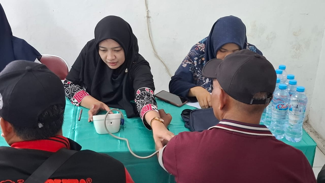 SEHAT: RSU Assakinah Medika bekerja sama dengan Jasa Raharja Cabang Sidoarjo menggelar cek kesehatan dan pelatihan Penanganan Pertolongan Gawat Darurat (PPGD) untuk sopir dan kernet bus PO Eka Mira.