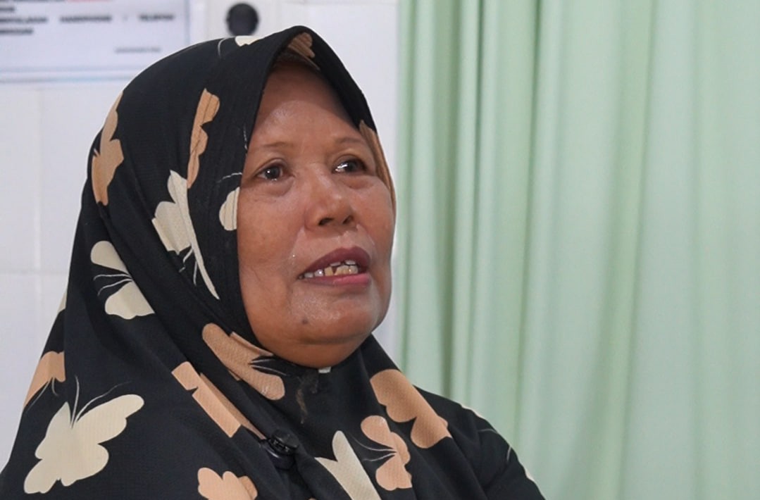 SABAR: Miati (54) menjalani pengobatan pada tulangnya di poli ortopedi di Rumah Sakit Umum Al-Islam HM Mawardi Sidoarjo.