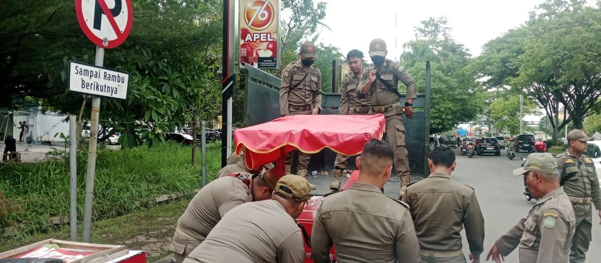 TEGAS: Satpol PP Sidoarjo tertibkan para PKL yang berjualan di area terlarang.
