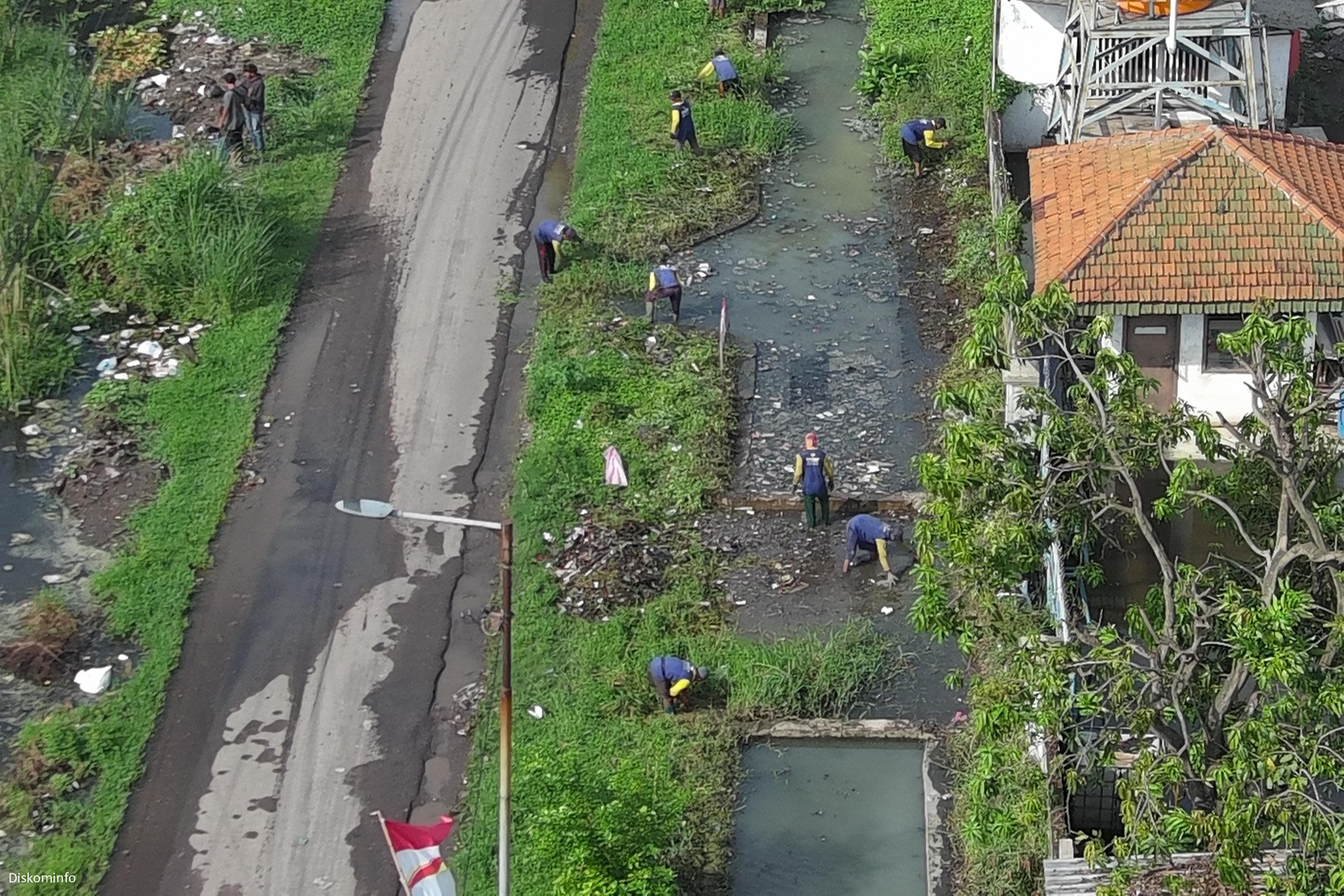 GENCAR: Pemkab Sidoarjo melakukan normalisasi sungai di Bluru Kidul.