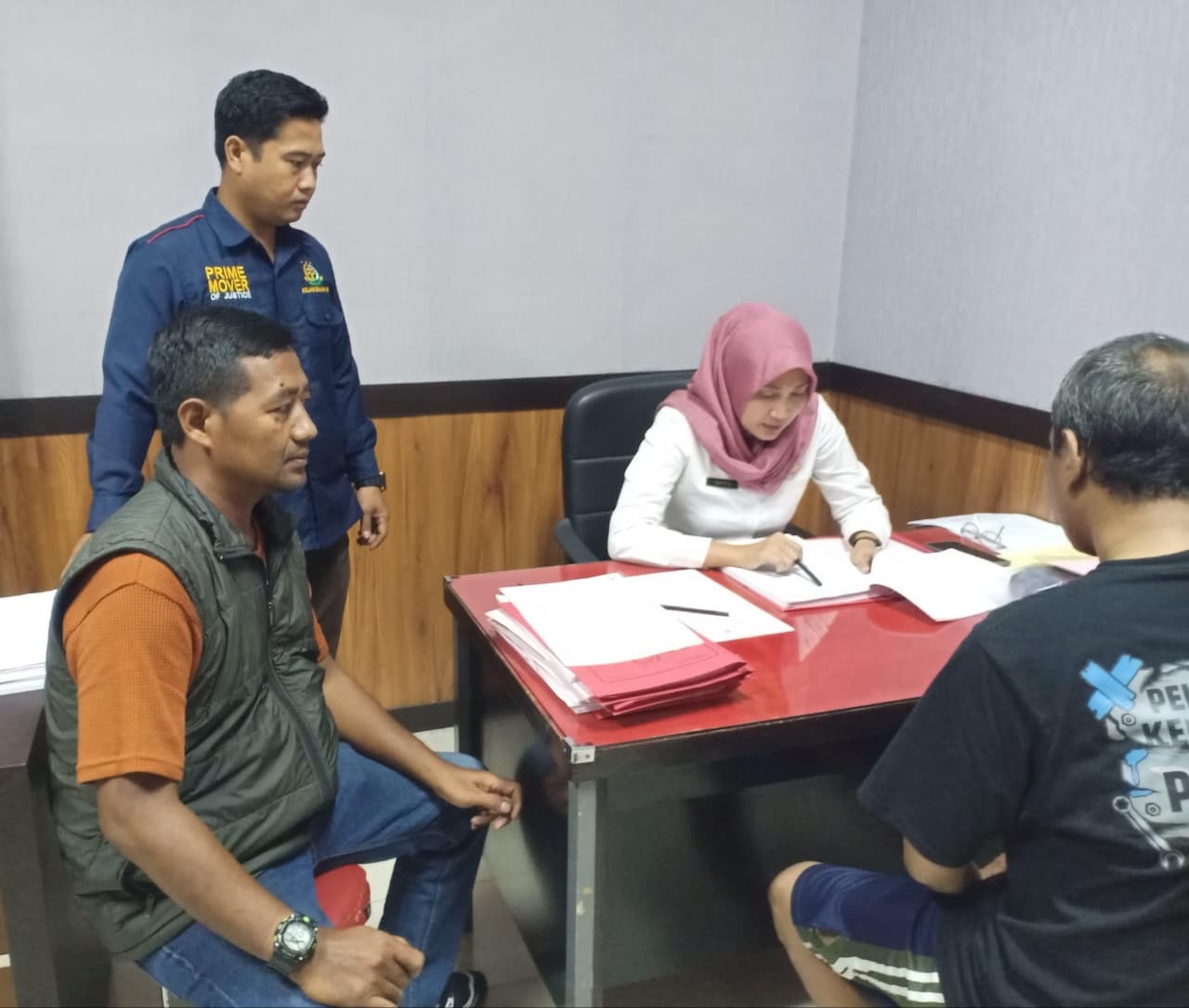 PELIMPAHAN: Tersangka, T (kanan), sedang dilakukan pendataan di Kejari Sidoarjo.