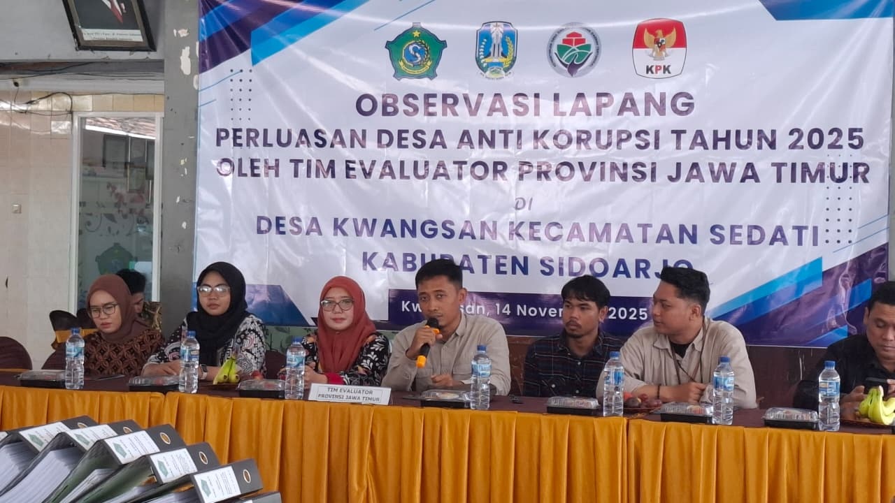 EVALUASI: Tim evaluator Provinsi Jawa Timur melakukan pemaparan hasil observasi program Desa Anti Korupsi 2025 di Desa Kwangsan, Kecamatan Sedati. (M SAIFUL ROHMAN/RADAR SIDOARJO)